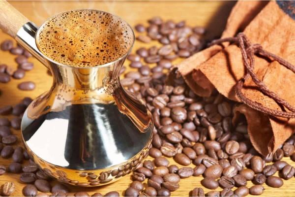 طرز تهیه قهوه با شیر جوش روی گاز در خانه (به‌سبک قهوه ترک اصیل)