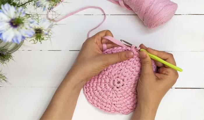 چگونه قلاب بافی با کاموا را از صفر شروع کنیم؟